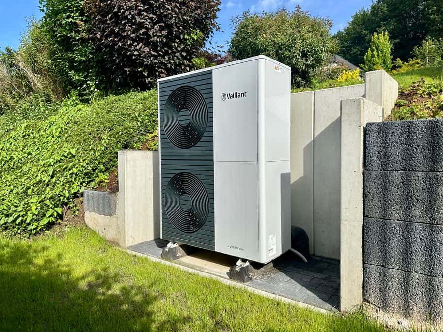 Waermepumpe_im_gruenen.JPG